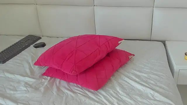 MIA  SAENZ online show from 22, 2, 2025