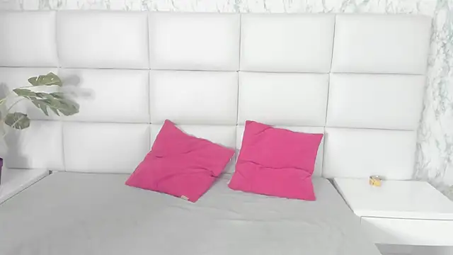 MIA  SAENZ online show from 3, 3, 2025