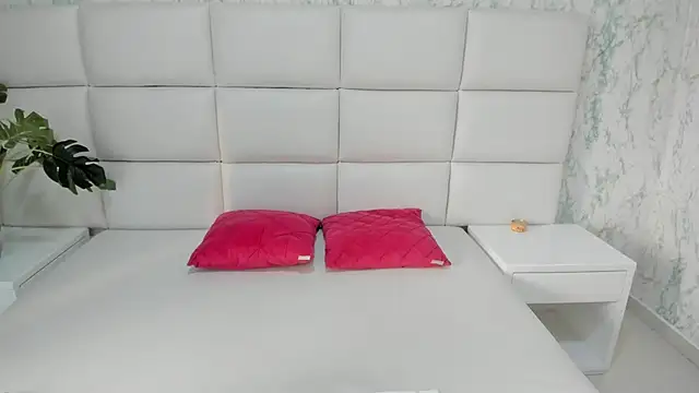 MIA  SAENZ online show from 13, 3, 2025