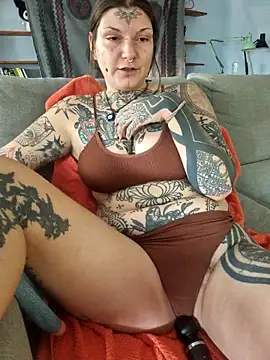 Snapshot of lizzardqueeen chatting on 10, 10, 2025 lizzardqueeen online show from 10, 10, 2025