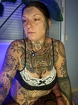 Snapshot of lizzardqueeen chatting on 14, 10, 2025 lizzardqueeen online show from 14, 10, 2025