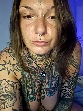 Snapshot of lizzardqueeen chatting on 14, 10, 2025 lizzardqueeen online show from 14, 10, 2025