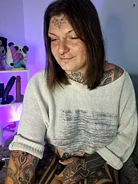 Snapshot of lizzardqueeen chatting on 8, 11, 2025 lizzardqueeen online show from 8, 11, 2025