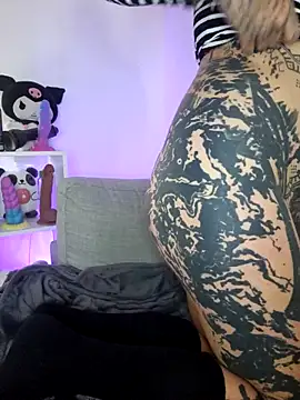 Snapshot of lizzardqueeen chatting on 10, 11, 2025 lizzardqueeen online show from 10, 11, 2025