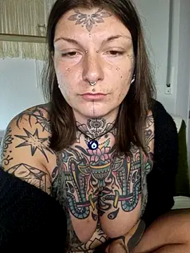 Snapshot of lizzardqueeen chatting on 15, 11, 2025 lizzardqueeen online show from 15, 11, 2025