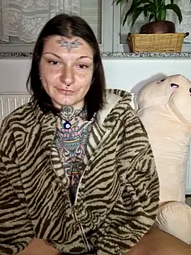 Snapshot of lizzardqueeen chatting on 21, 11, 2025 lizzardqueeen online show from 21, 11, 2025