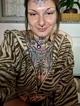 Snapshot of lizzardqueeen chatting on 22, 11, 2025 lizzardqueeen online show from 22, 11, 2025