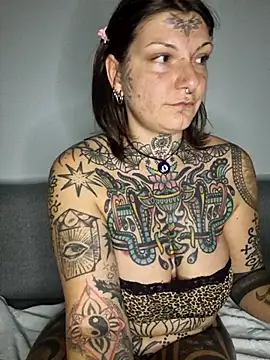 Snapshot of lizzardqueeen chatting on 24, 11, 2025 lizzardqueeen online show from 24, 11, 2025