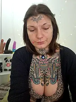 Snapshot of lizzardqueeen chatting on 27, 11, 2025 lizzardqueeen online show from 27, 11, 2025