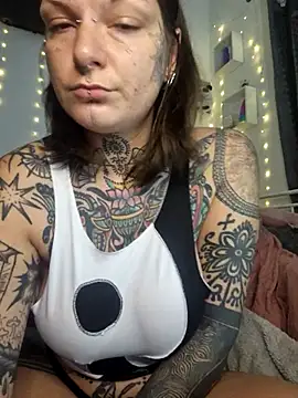 Snapshot of lizzardqueeen chatting on 14, 12, 2025 lizzardqueeen online show from 14, 12, 2025