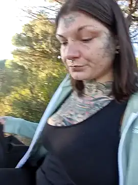 Snapshot of lizzardqueeen chatting on 6, 1, 2026 lizzardqueeen online show from 6, 1, 2026