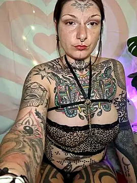 Snapshot of lizzardqueeen chatting on 5, 3, 2026 lizzardqueeen online show from 5, 3, 2026