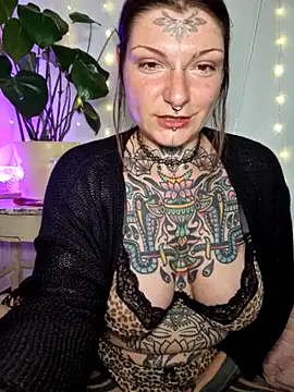 Snapshot of lizzardqueeen chatting on 6, 3, 2026 lizzardqueeen online show from 6, 3, 2026