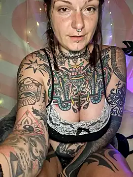 Snapshot of lizzardqueeen chatting on 7, 3, 2026 lizzardqueeen online show from 7, 3, 2026