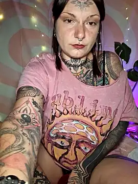 Snapshot of lizzardqueeen chatting on 8, 3, 2026 lizzardqueeen online show from 8, 3, 2026