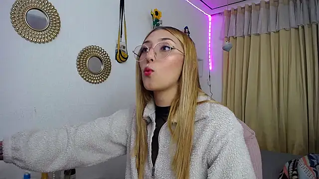 Snapshot of Soffy-brooks chatting on 5, 3, 2025 Soffy-brooks online show from 5, 3, 2025