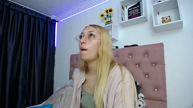 Snapshot of Soffy-brooks chatting on 11, 10, 2025 Soffy-brooks online show from 11, 10, 2025