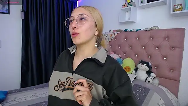 Snapshot of Soffy-brooks chatting on 16, 12, 2025 Soffy-brooks online show from 16, 12, 2025