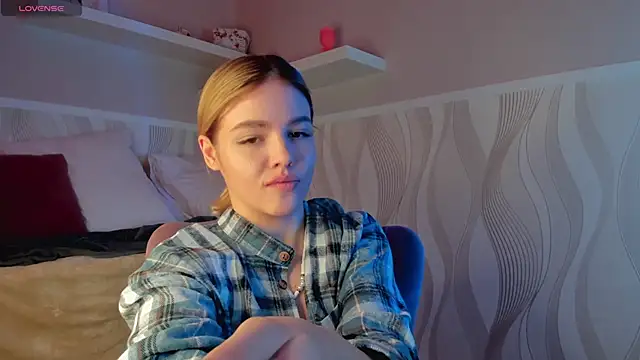 Snapshot of Anna_Robinson chatting on 7, 3, 2025 Anna Robinson online show from 7, 3, 2025