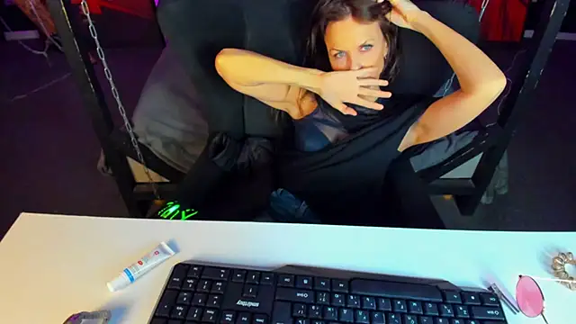 Snapshot of Elizabe_th chatting on 16, 12, 2024 Elizabe th online show from 16, 12, 2024