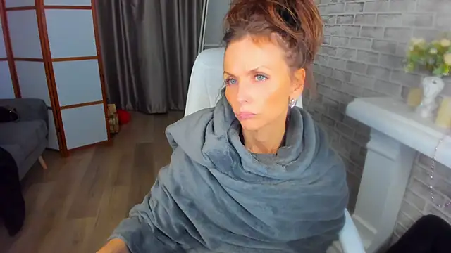 Snapshot of Elizabe_th chatting on 12, 3, 2025 Elizabe th online show from 12, 3, 2025