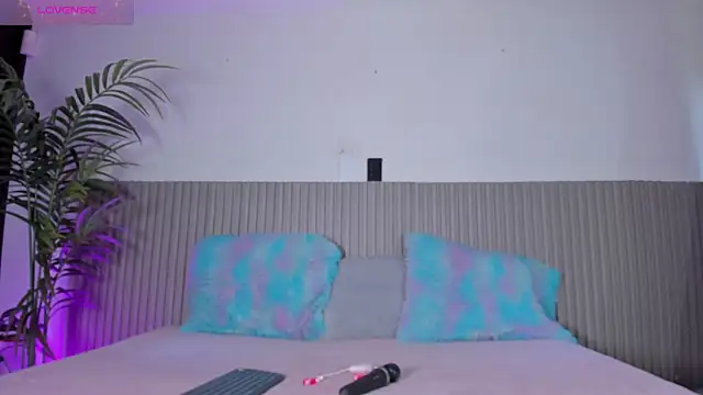 valentina lux online show from 4, 6, 2026