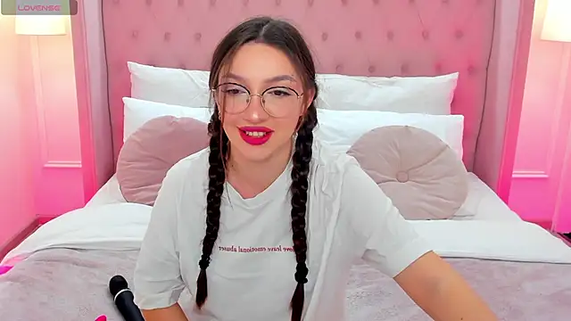 Snapshot of GiaCale chatting on 1, 3, 2025 GiaCale online show from 1, 3, 2025