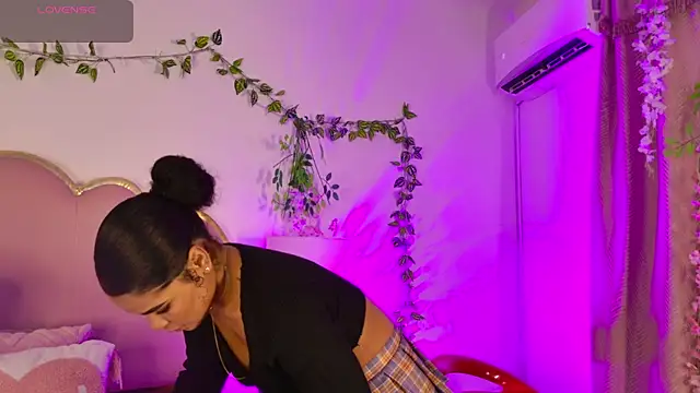 NahiaraReina online show from 11, 6, 2026