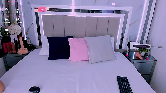 LauraSmith-01 online show from 22, 4, 2026