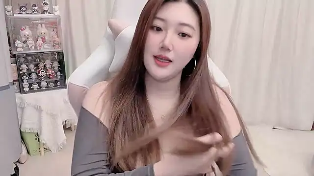 Stars Elyn online show from 19, 3, 2025