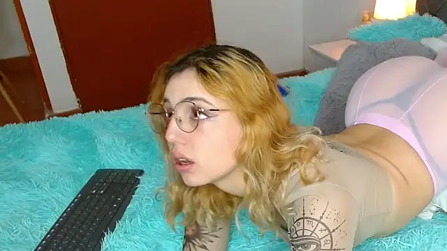 Snapshot of Thea_Aphros_ chatting on 9, 10, 2025 Thea Aphros online show from 9, 10, 2025