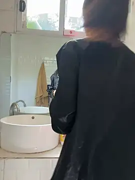 Snapshot of desiregirl69 chatting on 18, 12, 2024 desiregirl69 online show from 18, 12, 2024