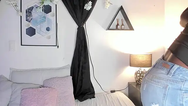 Khenta Michells online show from 7, 4, 2026