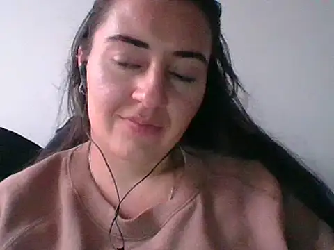 Snapshot of _karlie_kloss_ chatting on 13, 2, 2025 karlie kloss online show from 13, 2, 2025