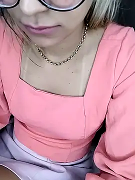 fofinhaa12 online show from 15, 4, 2026