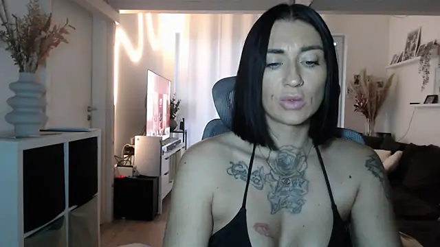 IntiMia online show from 11, 11, 2025