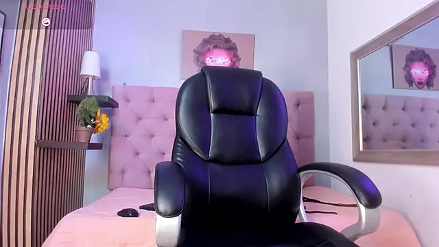 nicole  parker1 online show from 20, 1, 2025