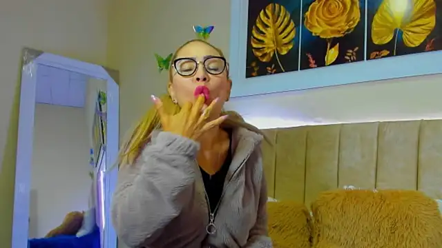 Snapshot of emagarcia chatting on 12, 9, 2025 emagarcia online show from 12, 9, 2025