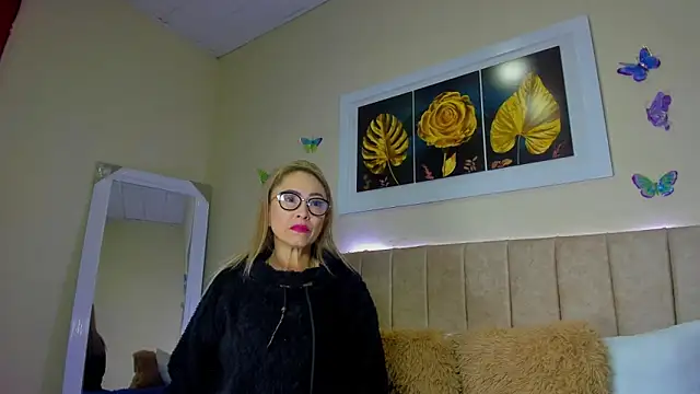 Snapshot of emagarcia chatting on 2, 10, 2025 emagarcia online show from 2, 10, 2025