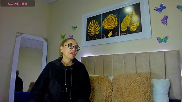 Snapshot of emagarcia chatting on 6, 10, 2025 emagarcia online show from 6, 10, 2025