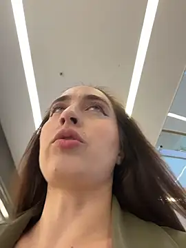 Holly Play online show from 7, 10, 2025