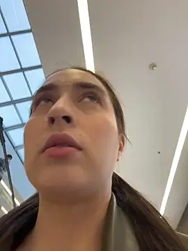 Holly Play online show from 6, 11, 2025