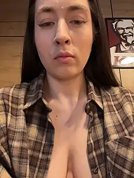 Holly Play online show from 8, 6, 2026