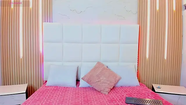 Iris Thompson  online show from 28, 10, 2025