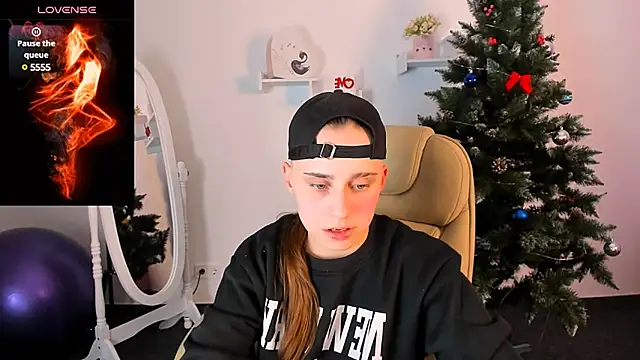 Dolly  Queen  online show from 16, 12, 2024