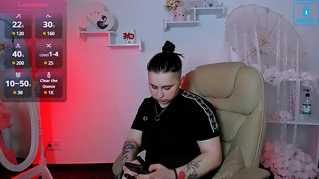 Dolly  Queen  online show from 19, 3, 2025