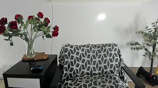 MendiPetite online show from 23, 4, 2026