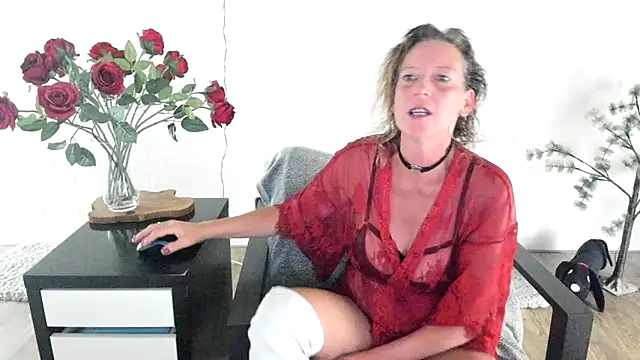 Snapshot of MendiPetite chatting on 10, 5, 2026 MendiPetite online show from 10, 5, 2026