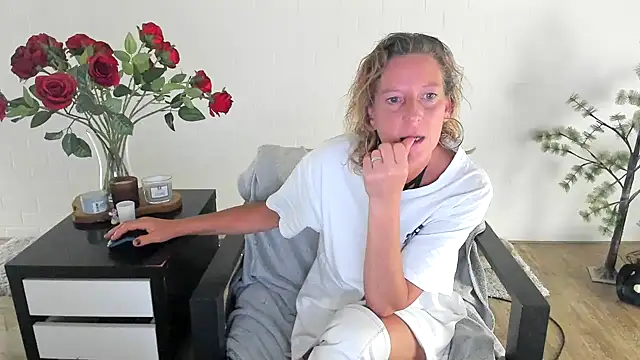 Snapshot of MendiPetite chatting on 6, 6, 2026 MendiPetite online show from 6, 6, 2026