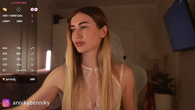 Coconutkittyy online show from 14, 12, 2024